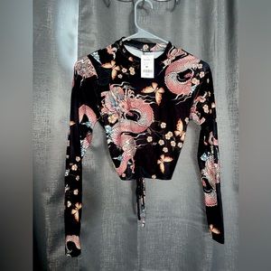 A size medium long sleeve crop top with an open back, dragon design 🐉